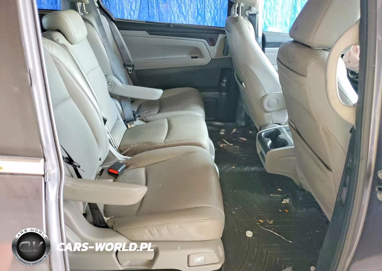 2018 Honda Odyssey Touring VIN:5FNRL6H86JB077549 - 11