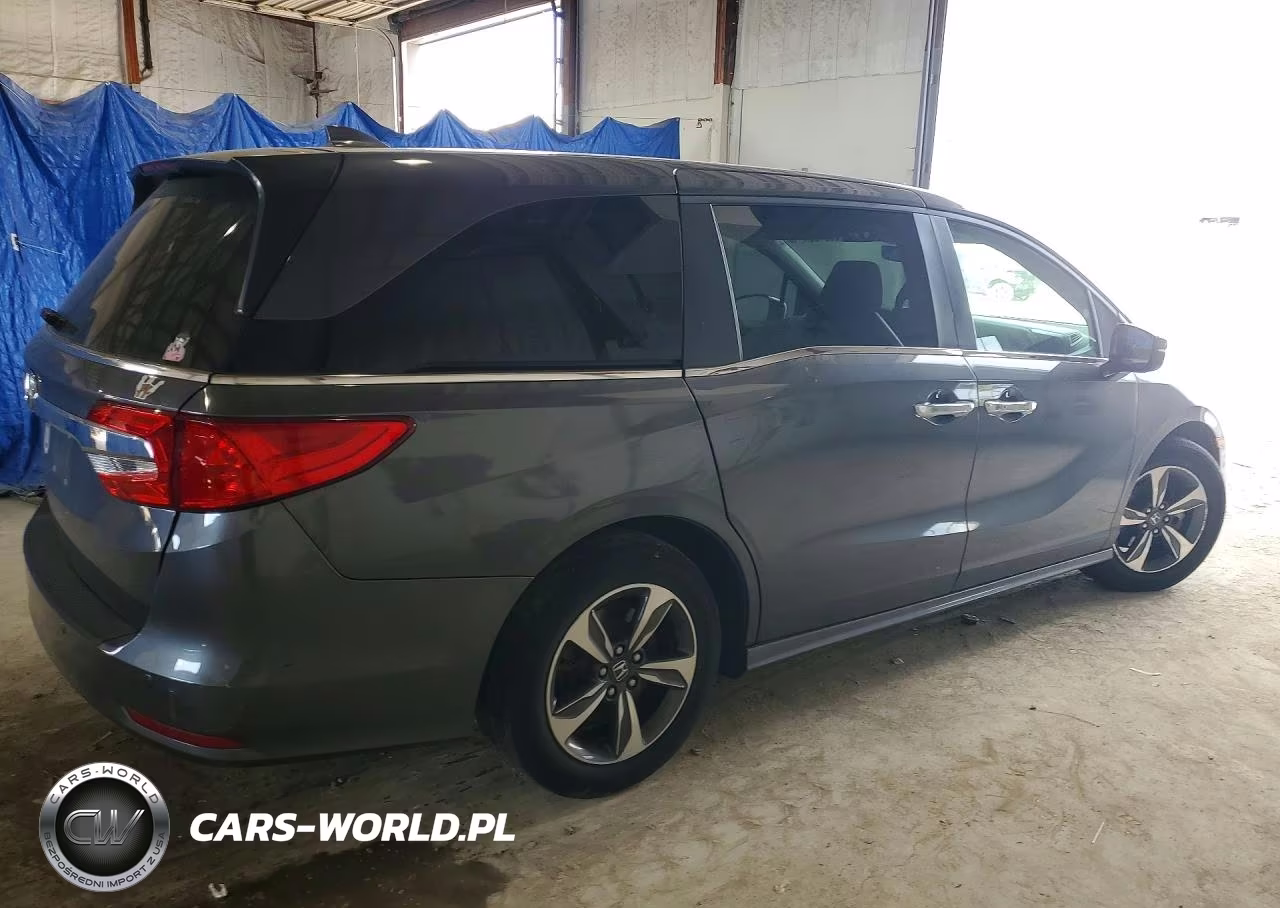 2018 Honda Odyssey Touring VIN:5FNRL6H86JB077549 - 3