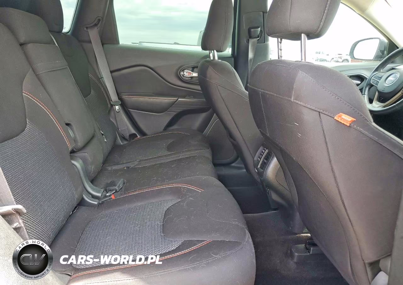 2017 Jeep Cherokee Latitude VIN:1C4PJLCB4HW578413 - 11