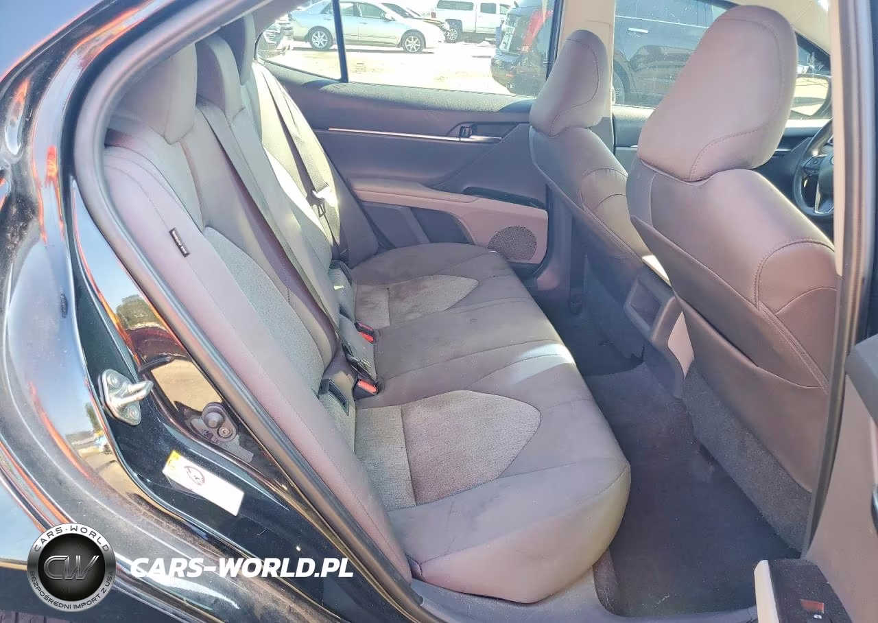 2018 Toyota Camry L VIN:4T1B11HK2JU644557 - 10