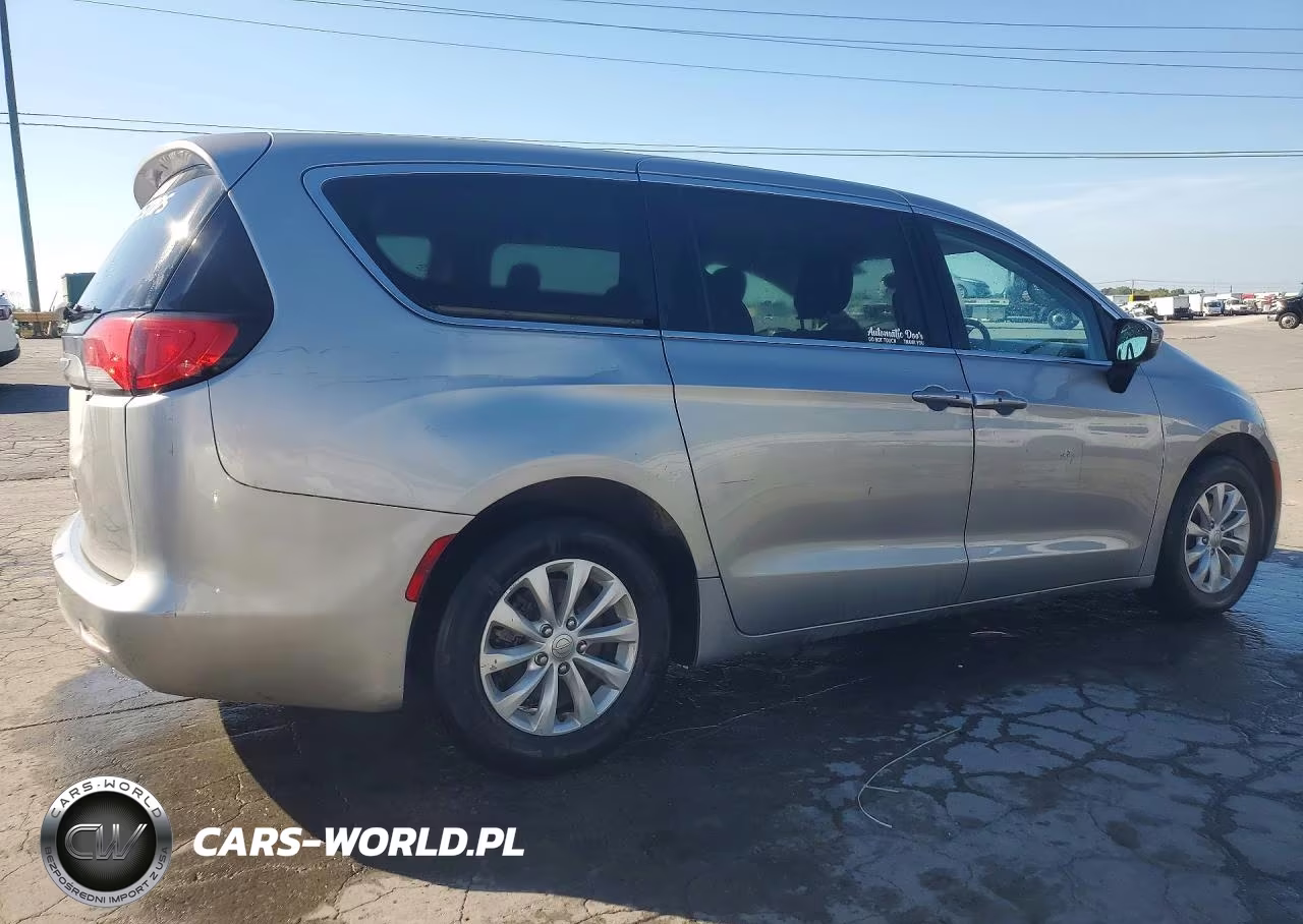 2017 Chrysler Pacifica Touring VIN:2C4RC1DG1HR676082 - 3