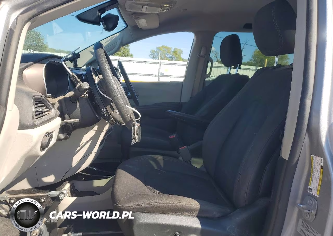 2017 Chrysler Pacifica Touring VIN:2C4RC1DG1HR676082 - 7