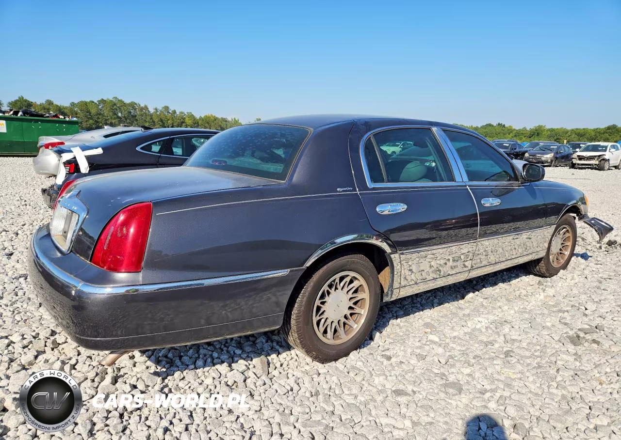 2002 Lincoln Town Car Signature VIN:1LNHM82W12Y605183 - 3