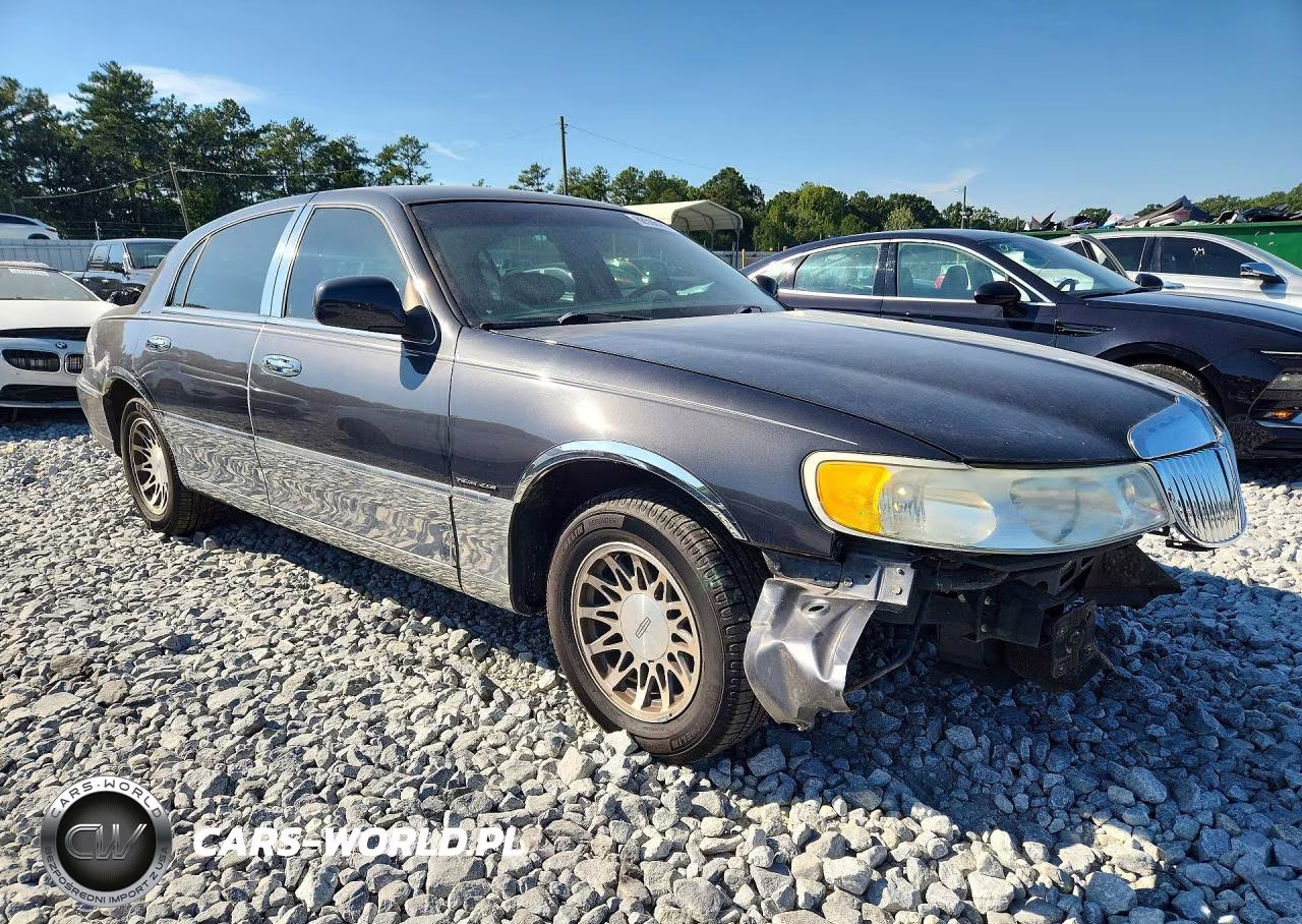 2002 Lincoln Town Car Signature VIN:1LNHM82W12Y605183 - 4