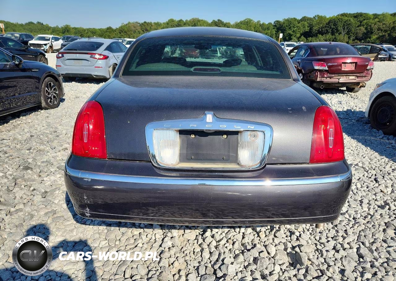 2002 Lincoln Town Car Signature VIN:1LNHM82W12Y605183 - 6
