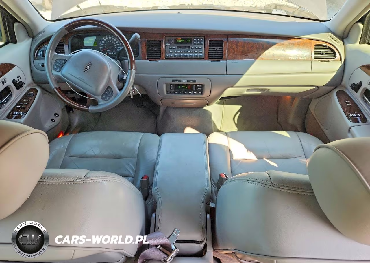 2002 Lincoln Town Car Signature VIN:1LNHM82W12Y605183 - 8