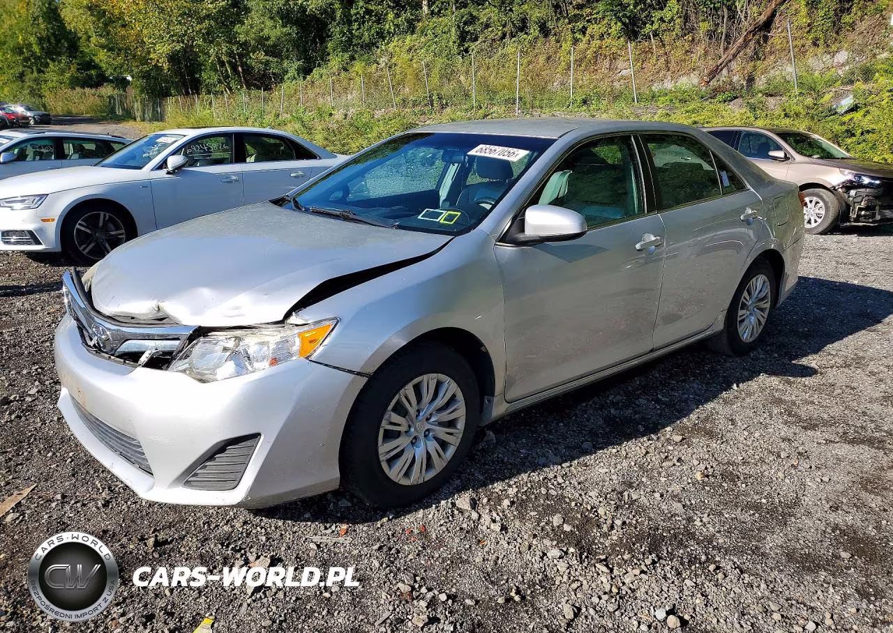2013 Toyota Camry Le – zdjęcie 1 z 12