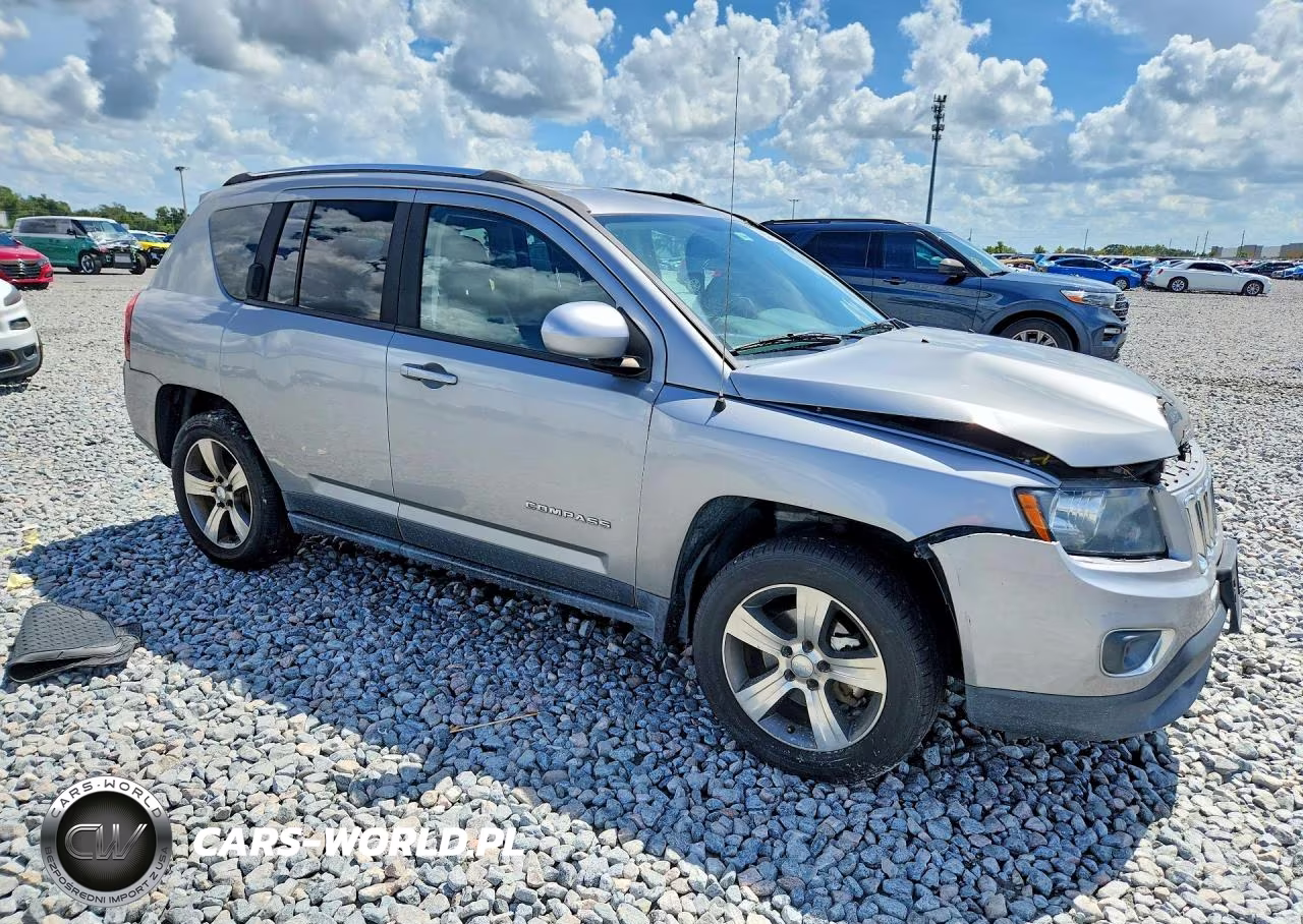 2016 Jeep Compass Latitude VIN:1C4NJCEA2GD735958 - 4