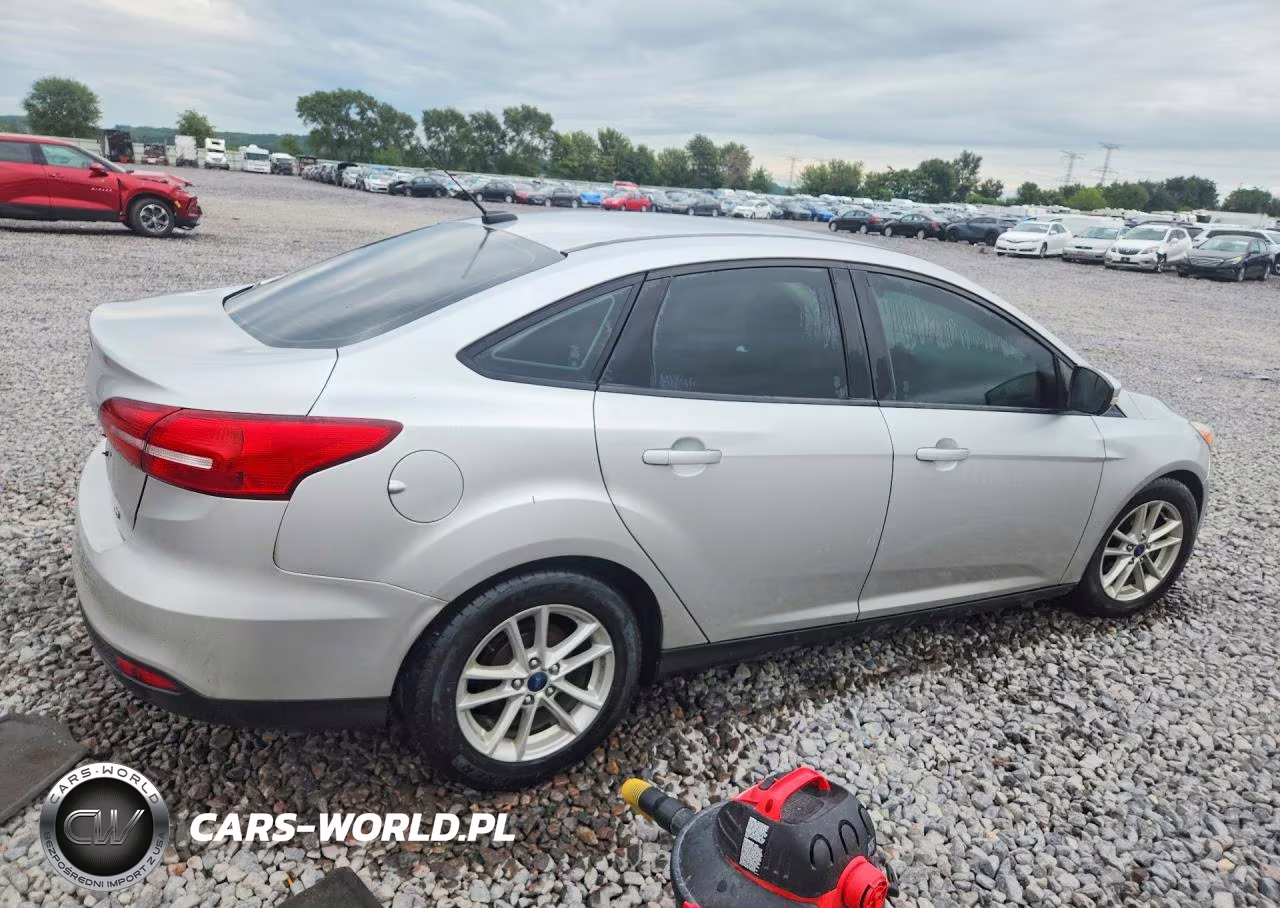 2017 Ford Focus Se VIN:1FADP3F24HL252020 - 3