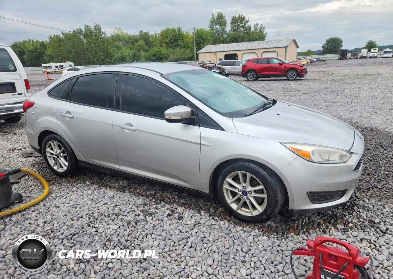 2017 Ford Focus Se VIN:1FADP3F24HL252020 - 4