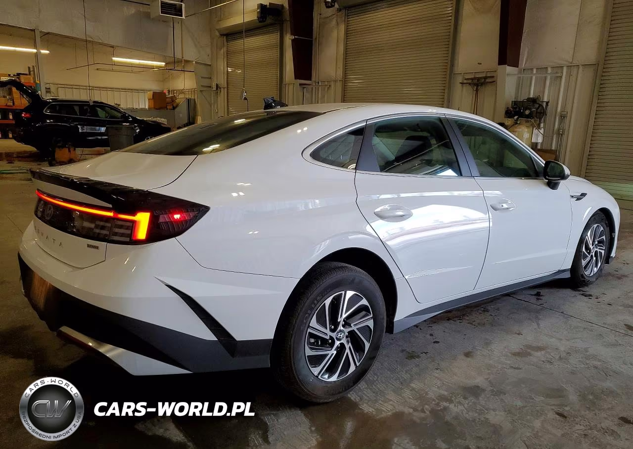 2026 Hyundai Sonata Hybrid Blue VIN:KMHL24JJXTA171841 - 3