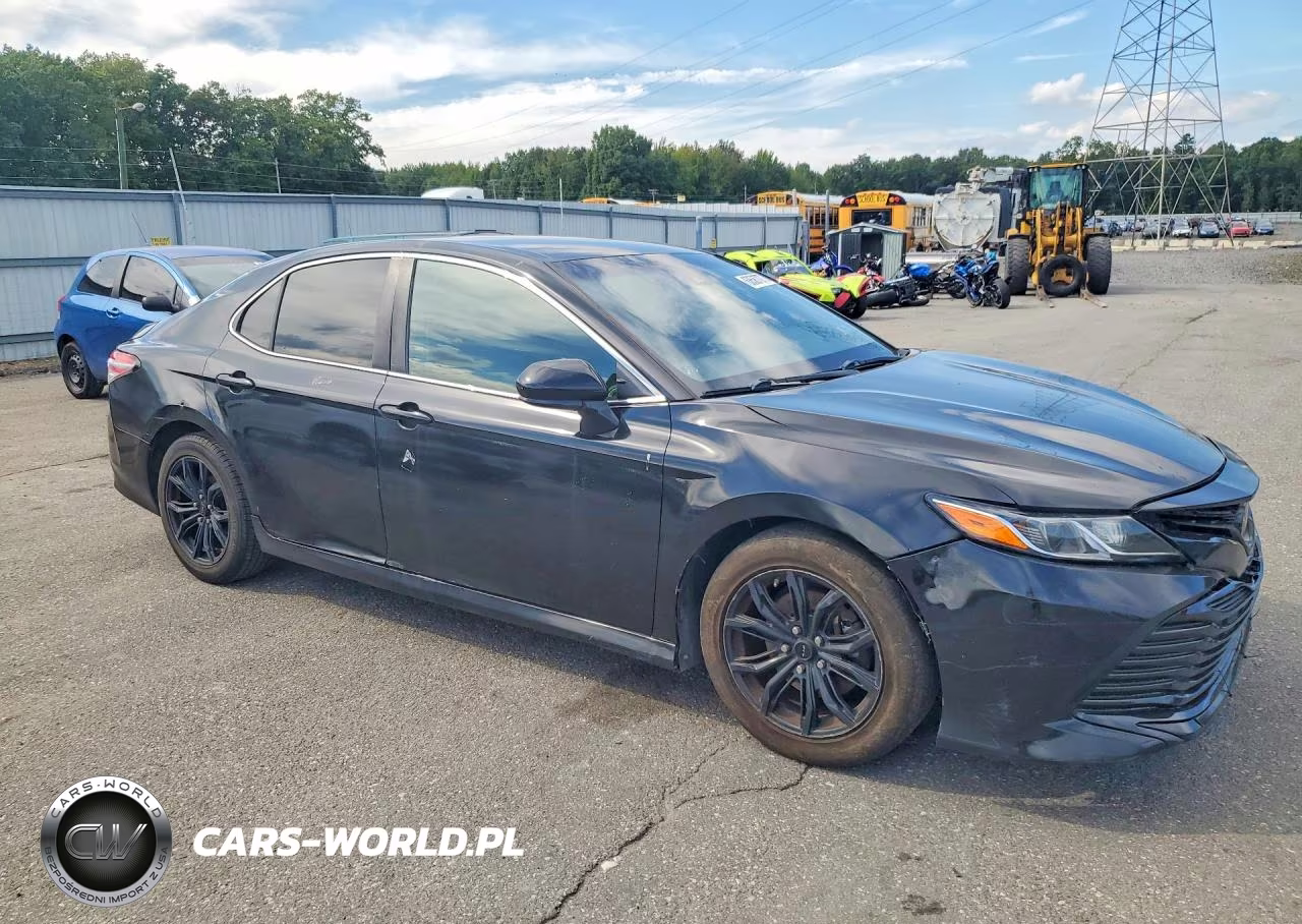 2018 Toyota Camry Le VIN:JTNB11HK0J3042245 - 4