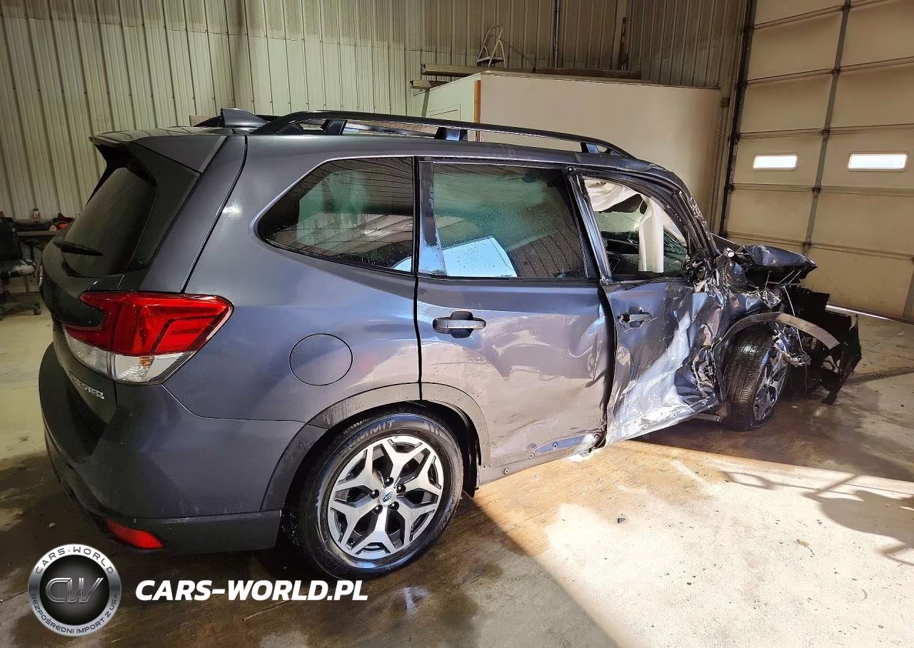 2023 Subaru Forester Premium VIN:JF2SKADC1PH421087 - 3