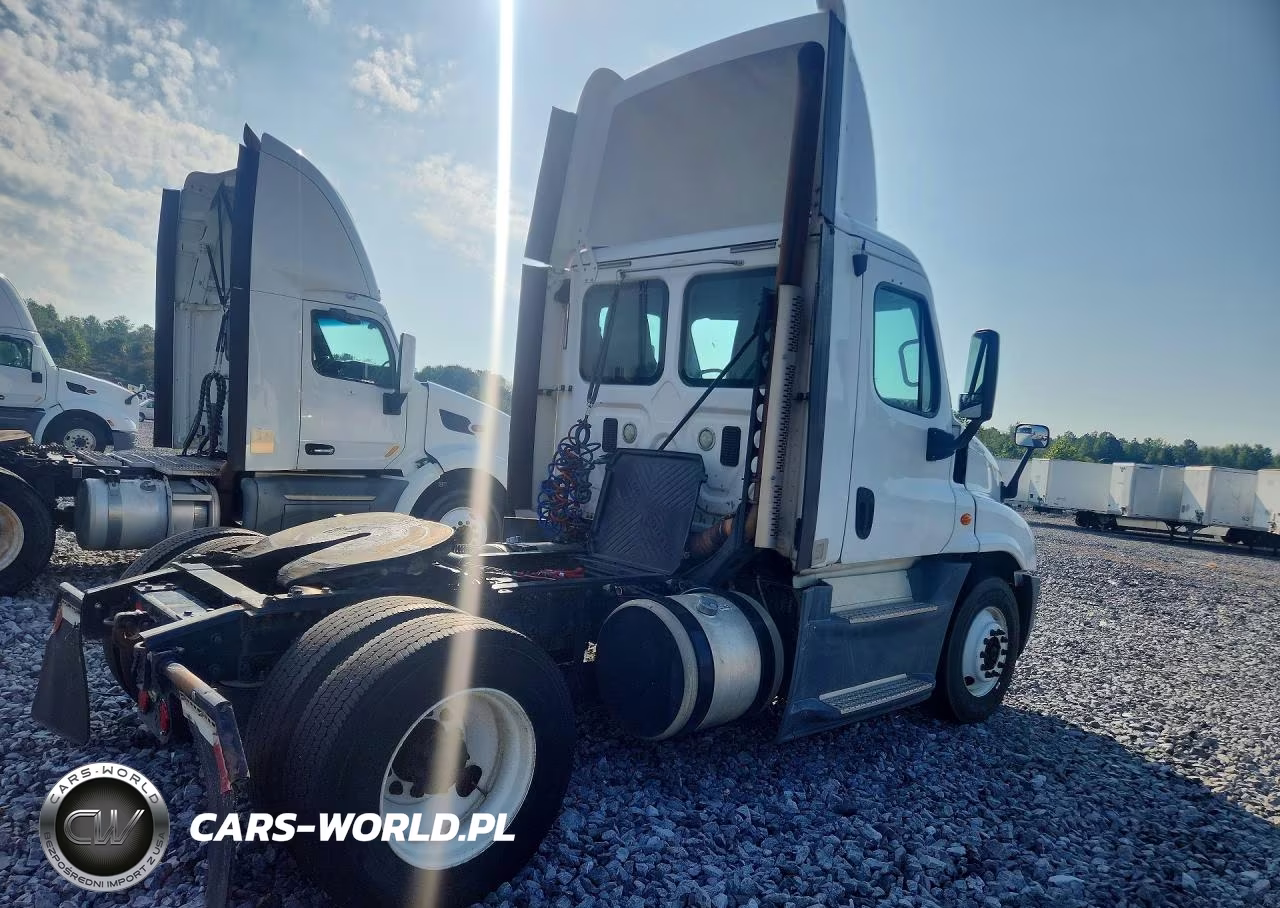 2015 Freightliner Cascadia Semi Truck VIN:1FUBGEDV5FLGH4778 - 3