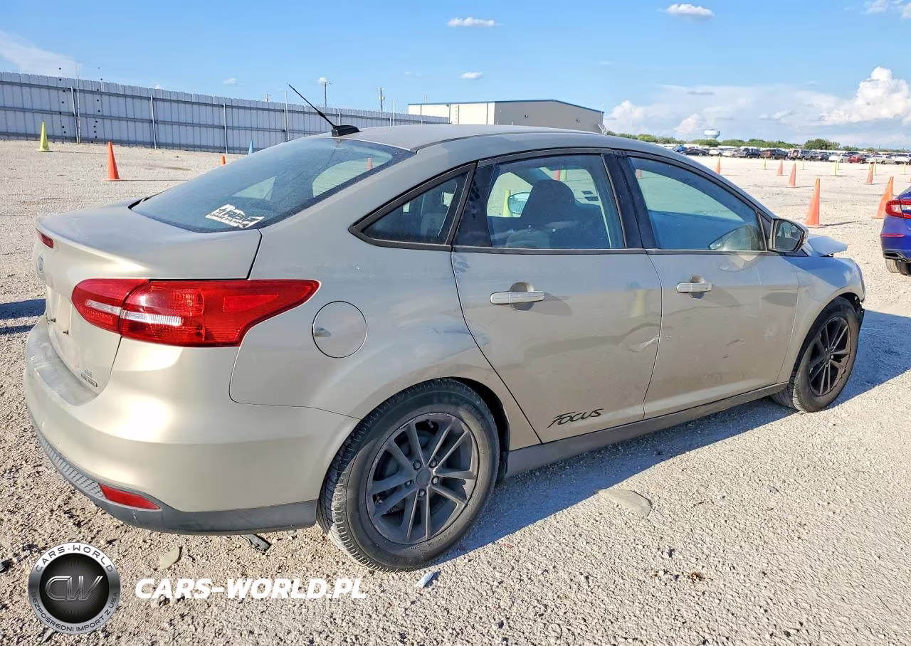 2015 Ford Focus Se VIN:1FADP3F28FL204260 - 3