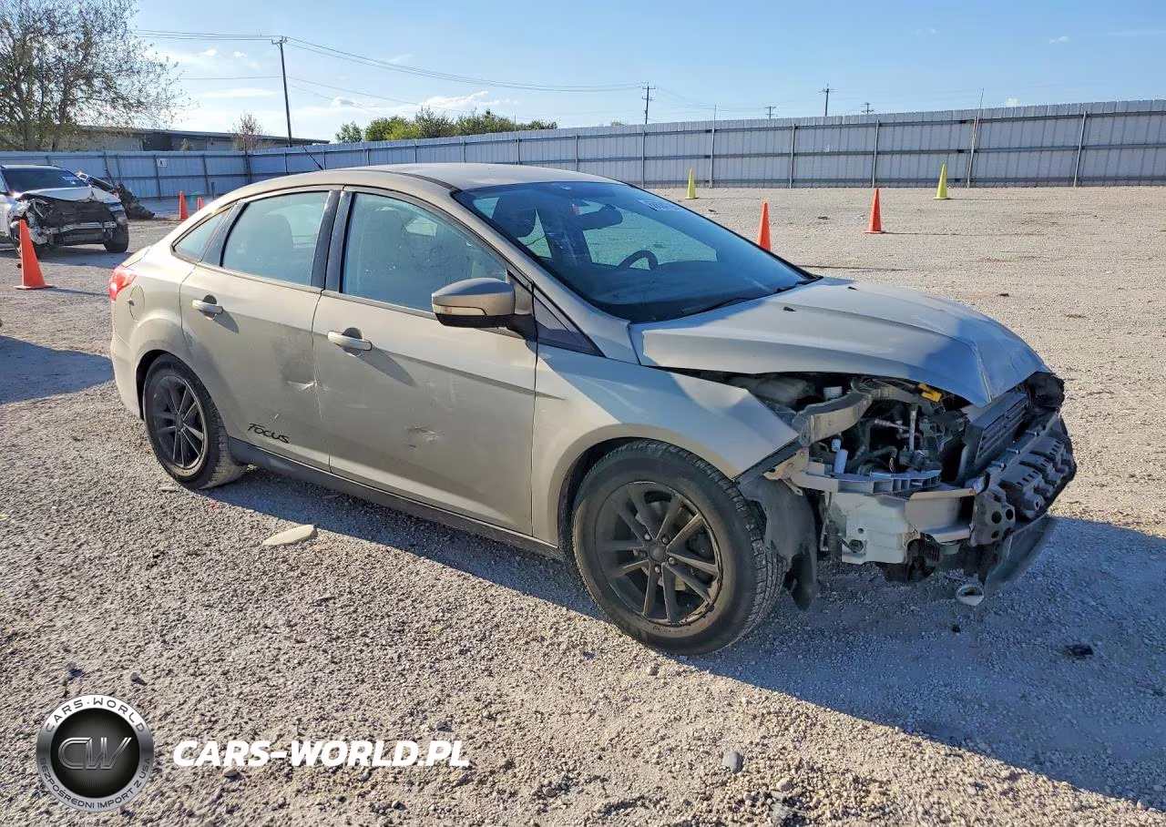 2015 Ford Focus Se VIN:1FADP3F28FL204260 - 4