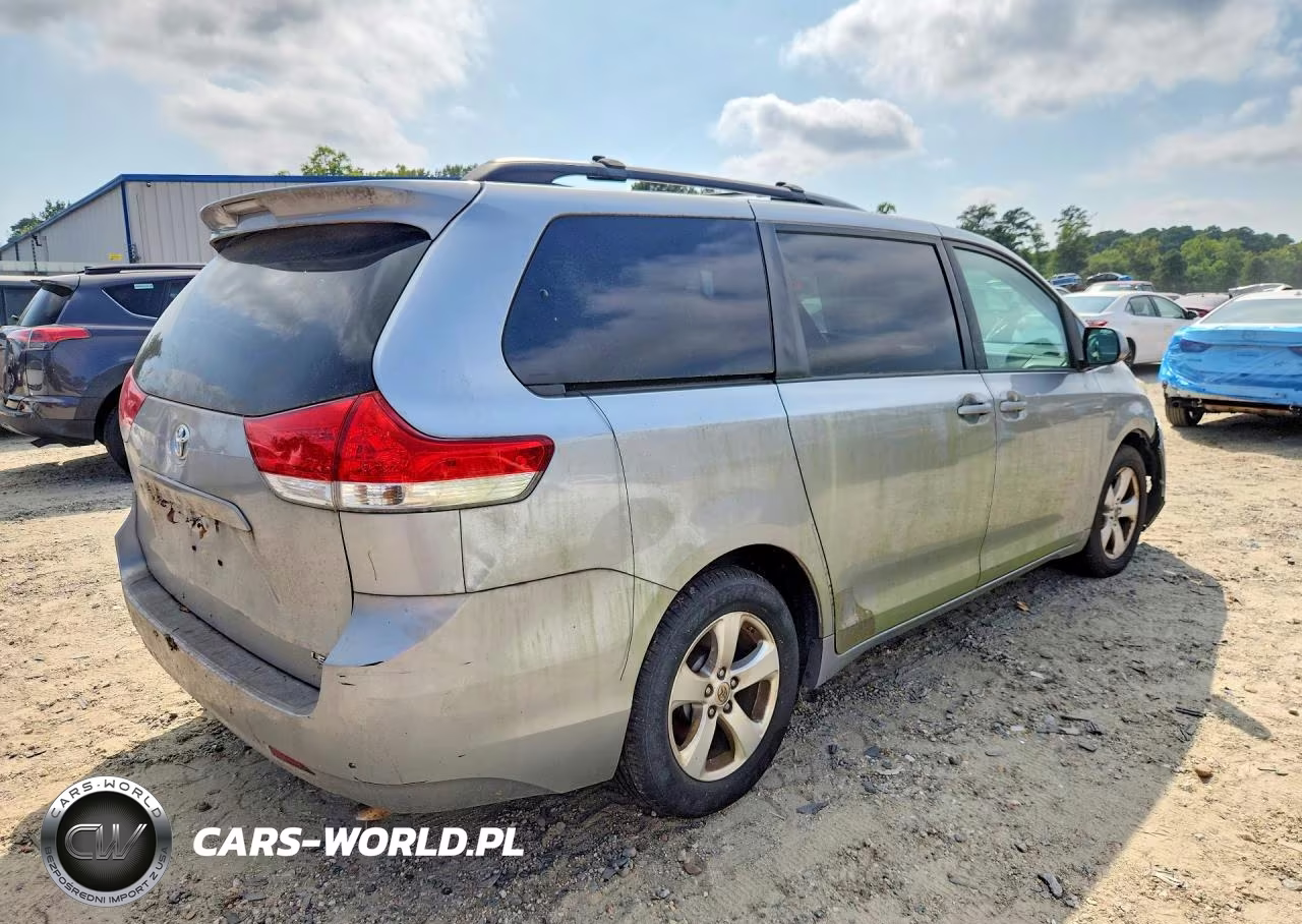 2013 Toyota Sienna Le VIN:5TDKK3DC9DS380855 - 3