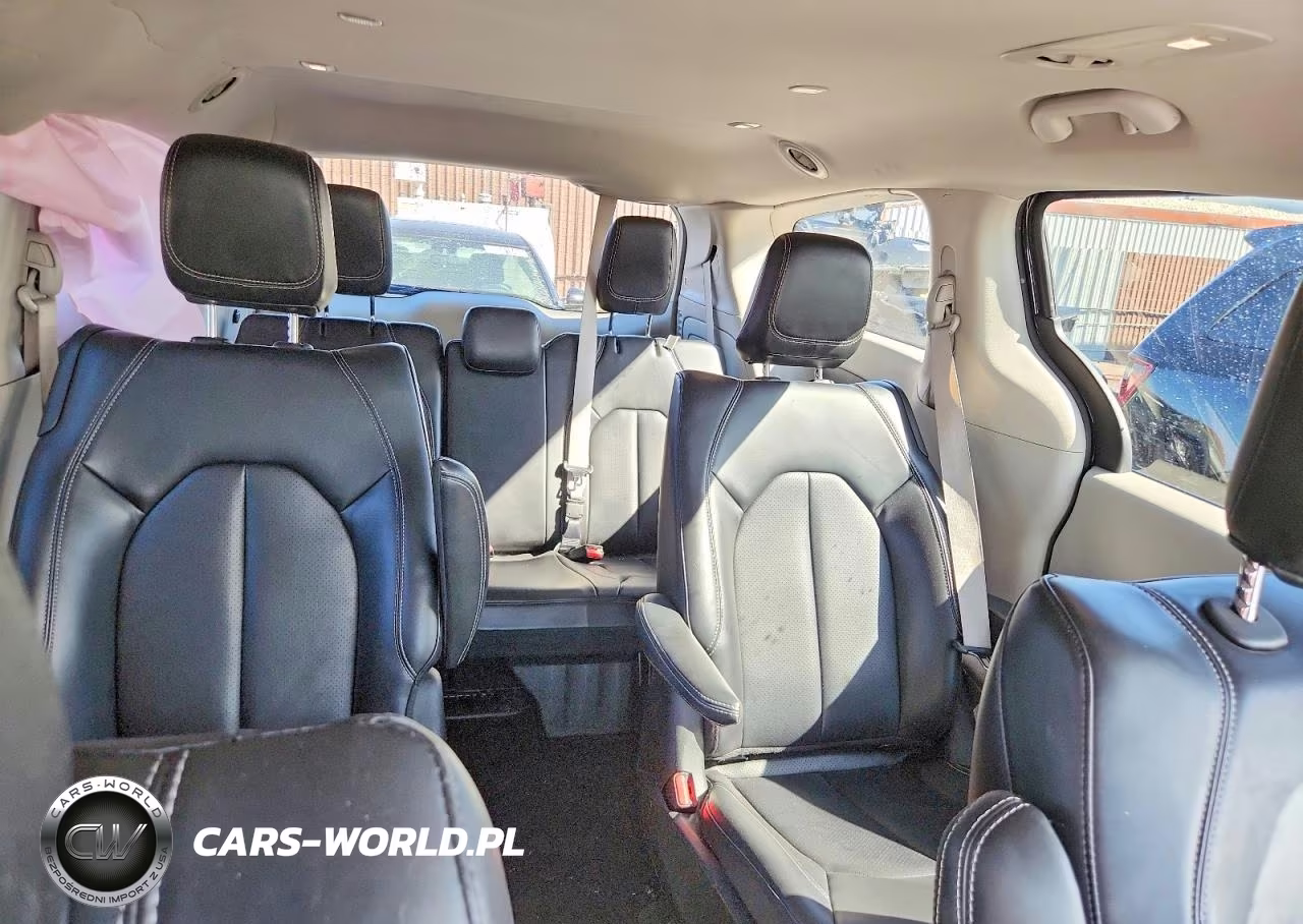 2023 Chrysler Pacifica Hybrid Touring L VIN:2C4RC1L74PR632562 - 10