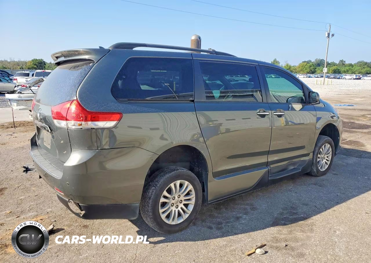 2013 Toyota Sienna Xle 8-Passenger VIN:5TDYK3DC2DS379900 - 3