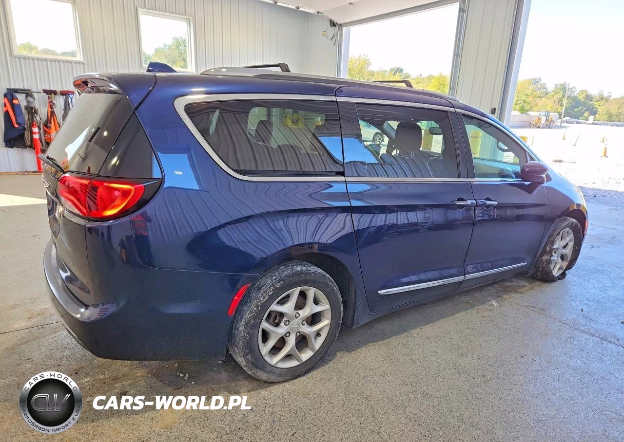 2019 Chrysler Pacifica Touring L VIN:2C4RC1BG5KR749058 - 3