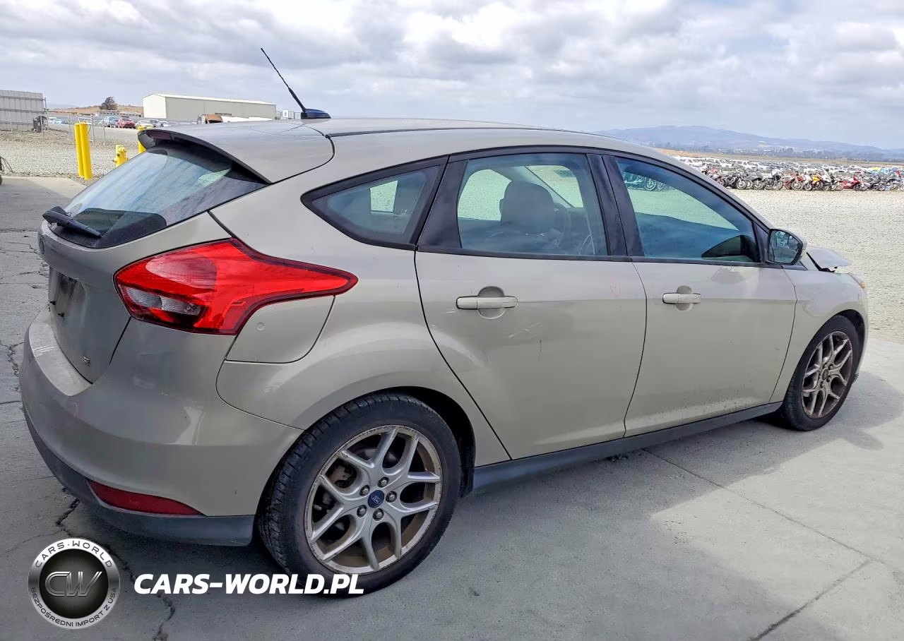 2015 Ford Focus Se VIN:1FADP3K25FL318657 - 3