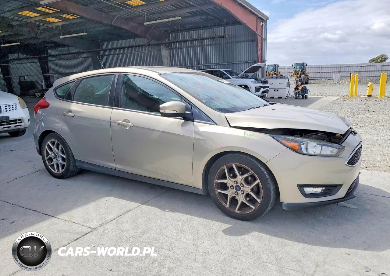 2015 Ford Focus Se VIN:1FADP3K25FL318657 - 4