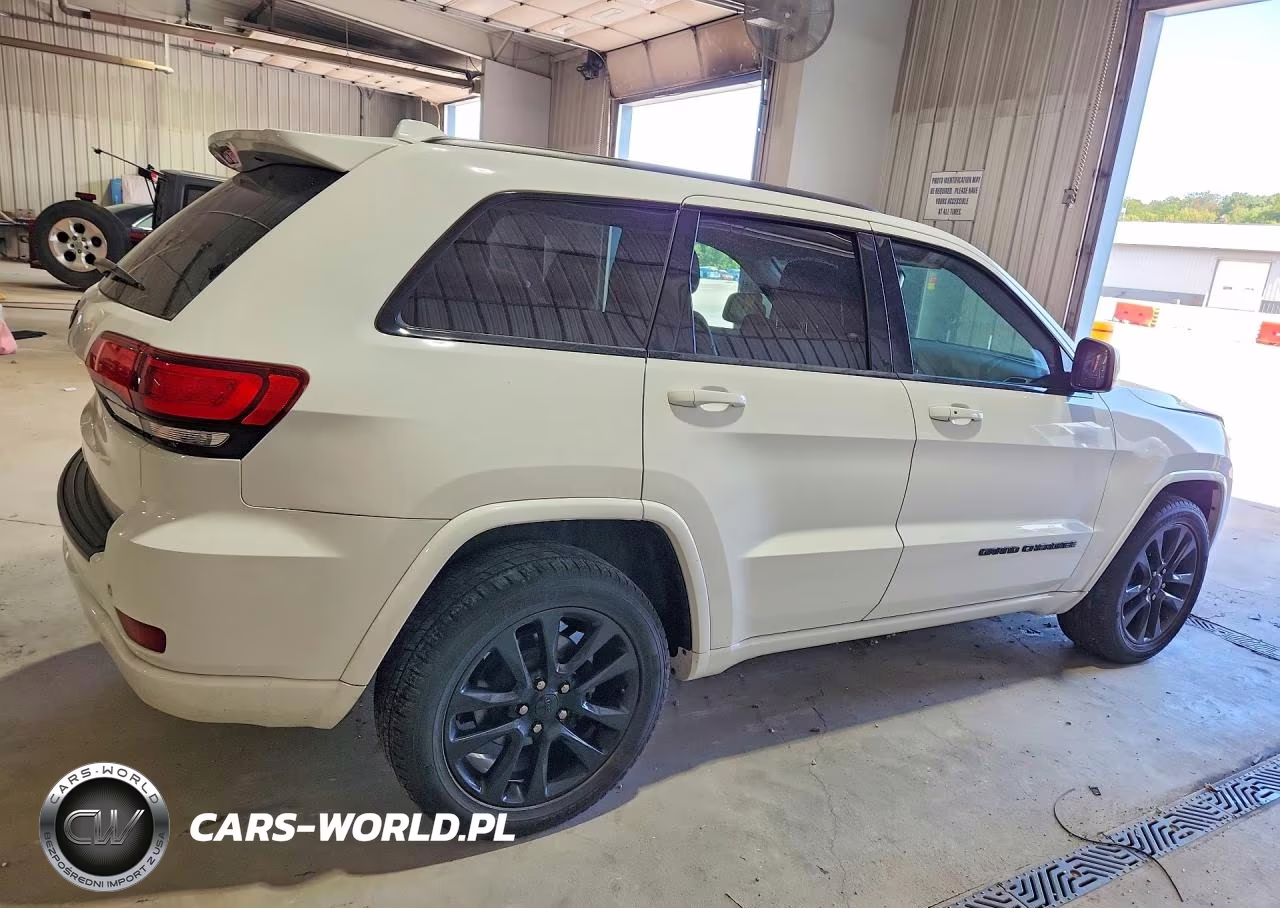 2019 Jeep Grand Cherokee Laredo VIN:1C4RJFAG8KC587827 - 3