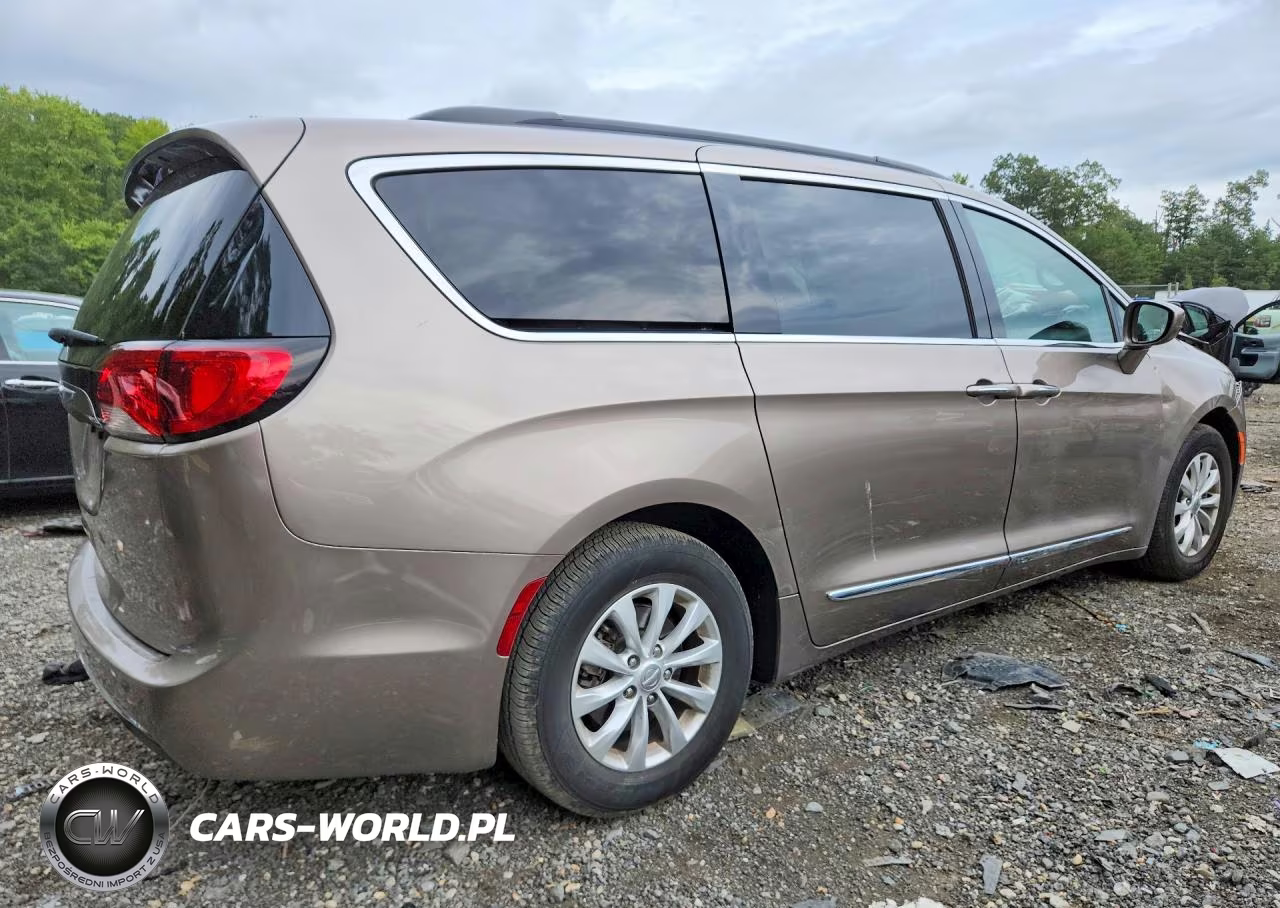 2017 Chrysler Pacifica Touring L VIN:2C4RC1BG3HR763856 - 3