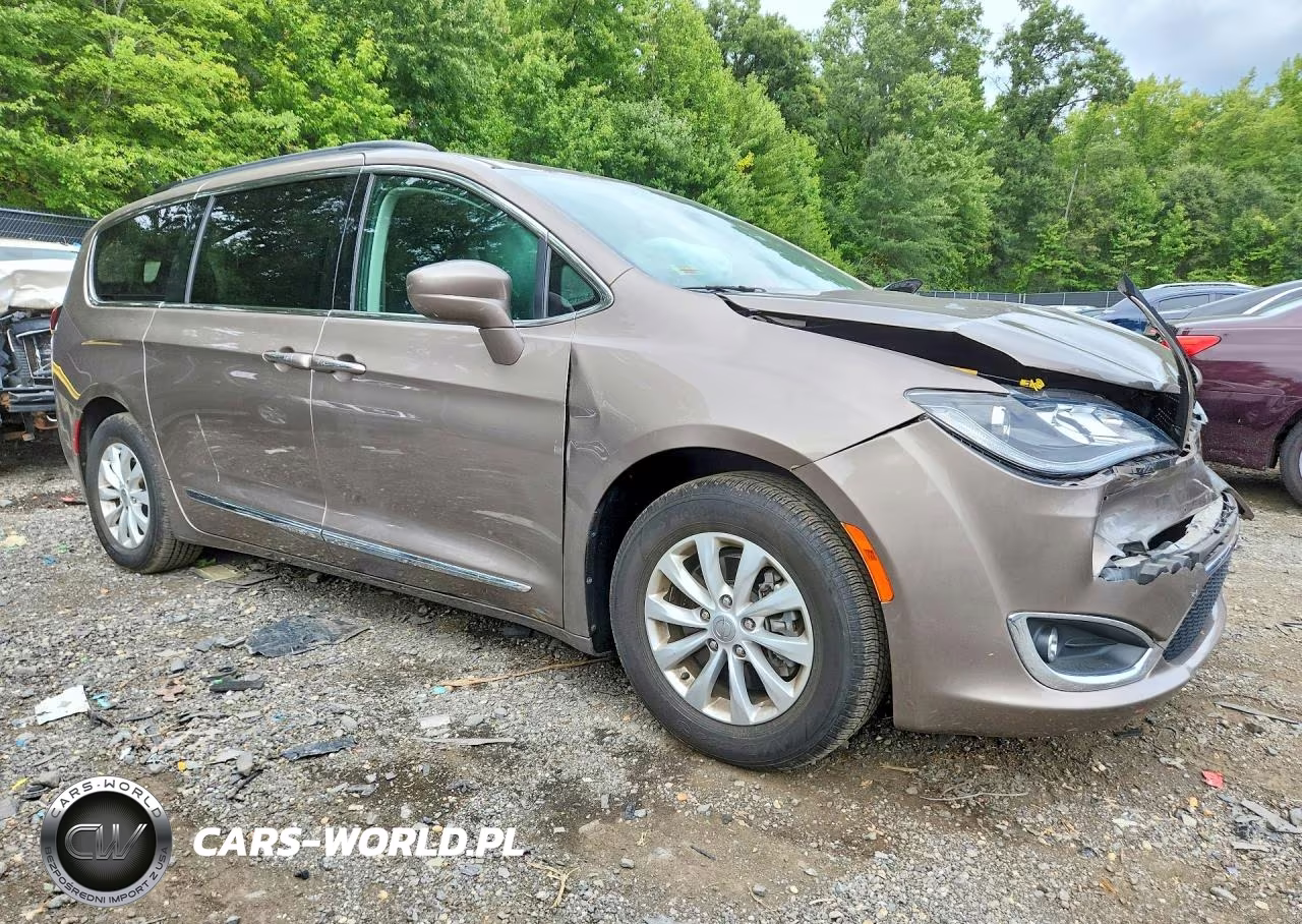 2017 Chrysler Pacifica Touring L VIN:2C4RC1BG3HR763856 - 4