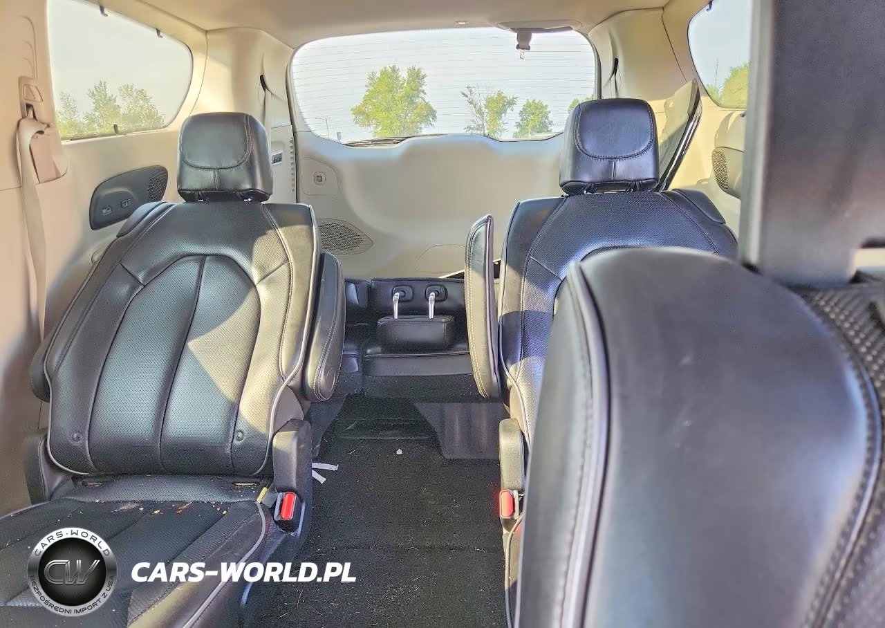 2018 Chrysler Pacifica Limited VIN:2C4RC1GG8JR251573 - 10