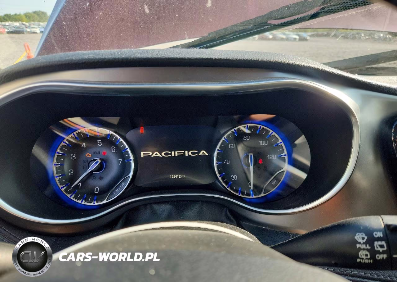 2018 Chrysler Pacifica Limited VIN:2C4RC1GG8JR251573 - 9