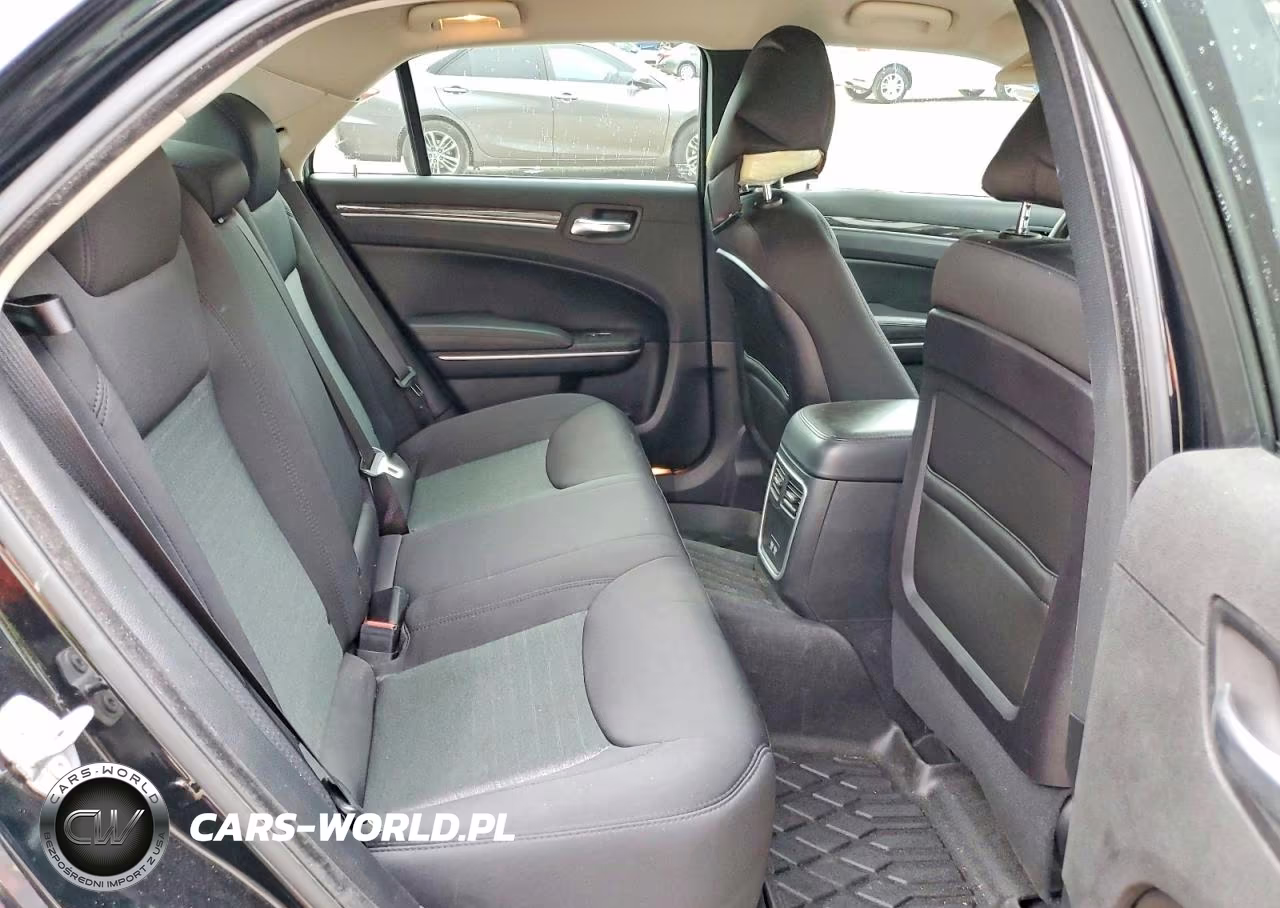 2019 Chrysler 300 Touring VIN:2C3CCAAG0KH746103 - 10