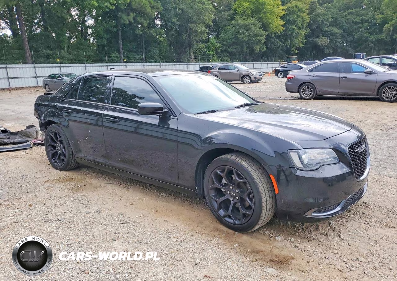 2019 Chrysler 300 Touring VIN:2C3CCAAG0KH746103 - 4