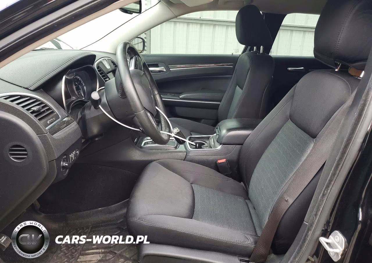 2019 Chrysler 300 Touring VIN:2C3CCAAG0KH746103 - 7