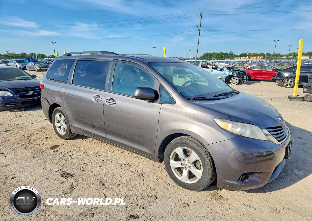 2017 Toyota Sienna VIN:5TDKZ3DC2HS807469 - 4