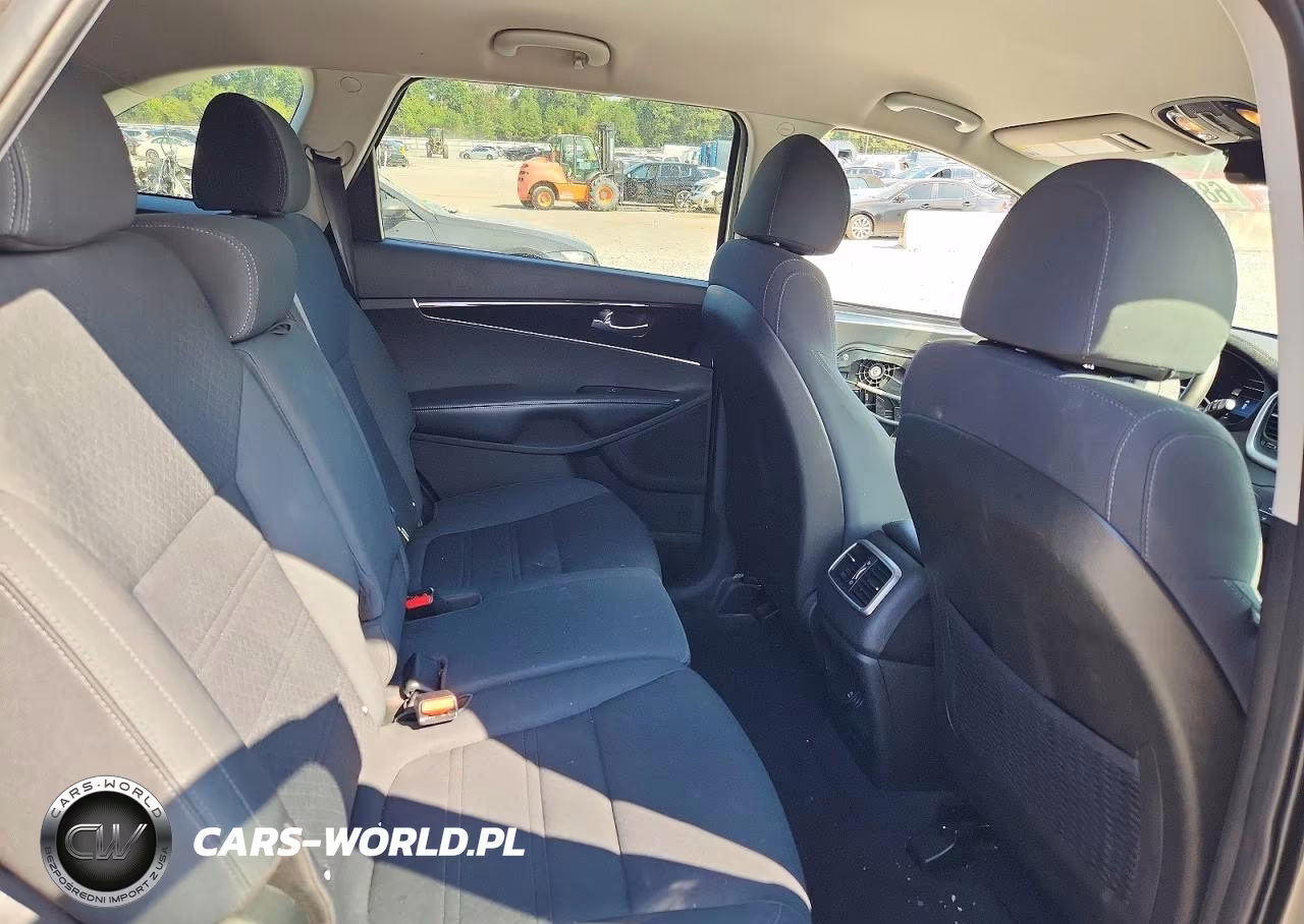 2018 Kia Sorento L VIN:5XYPG4A30JG418547 - 11