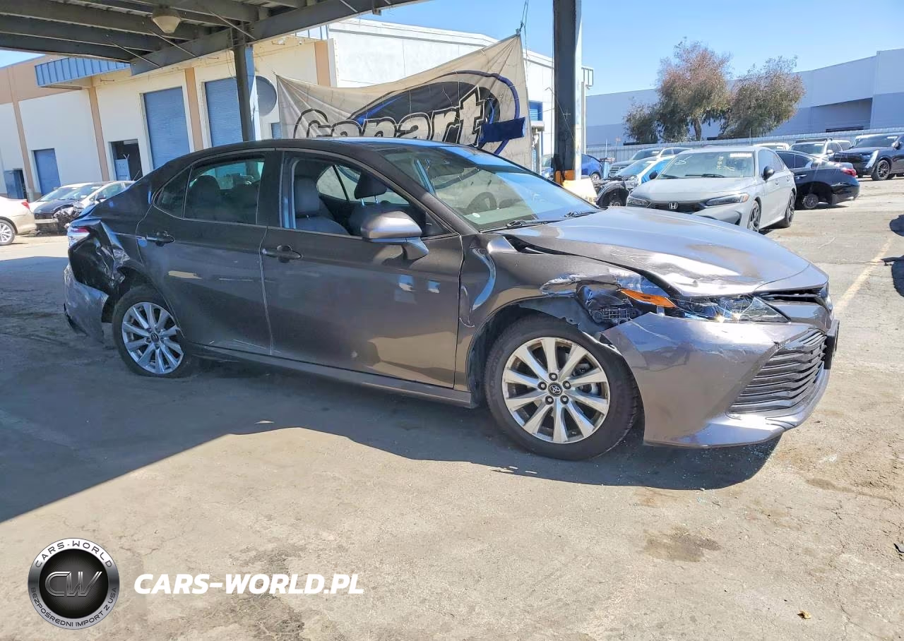 2019 Toyota Camry Le VIN:4T1B11HK1KU812769 - 4