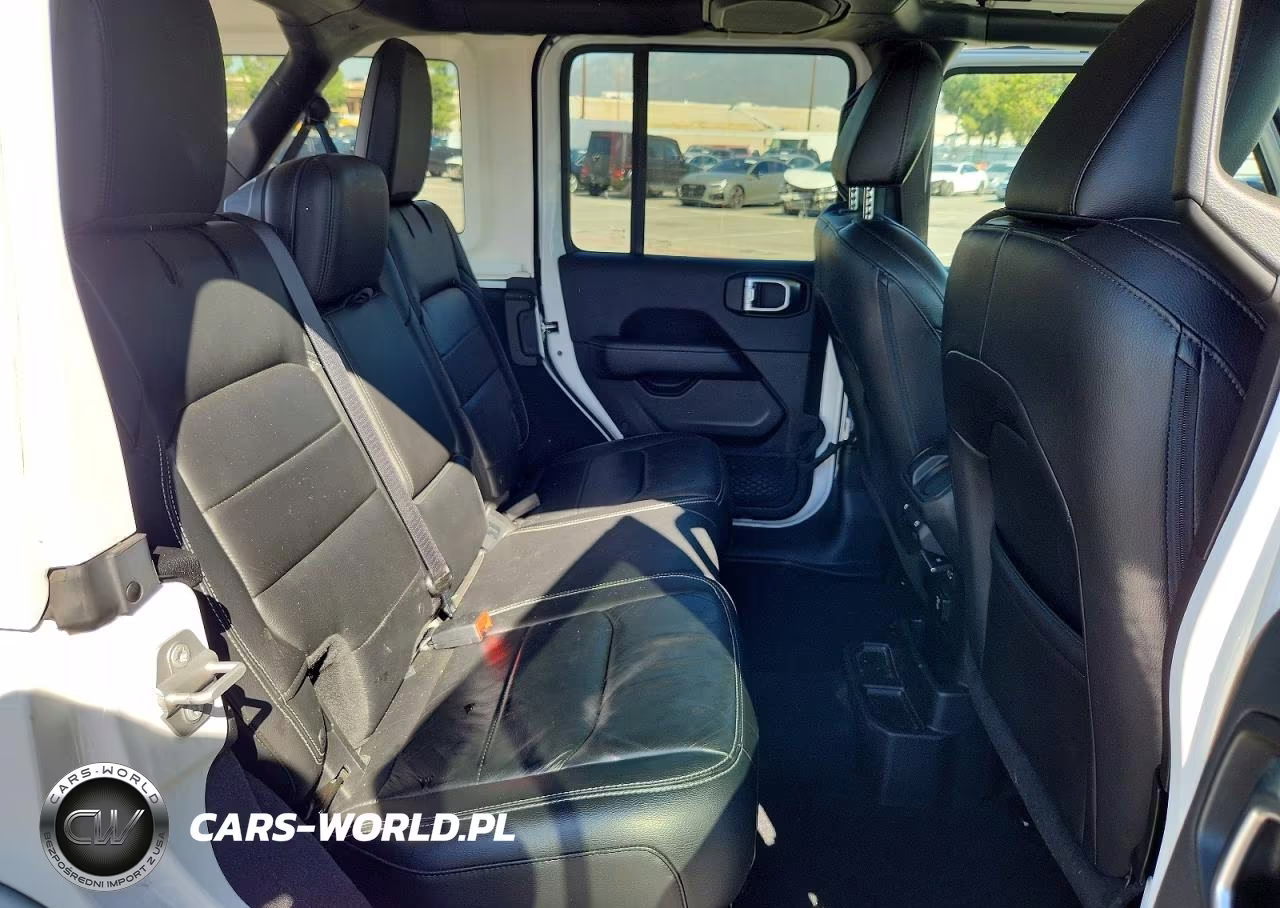 2018 Jeep Wrangler Unlimited Sahara VIN:1C4HJXEG4JW138640 - 10