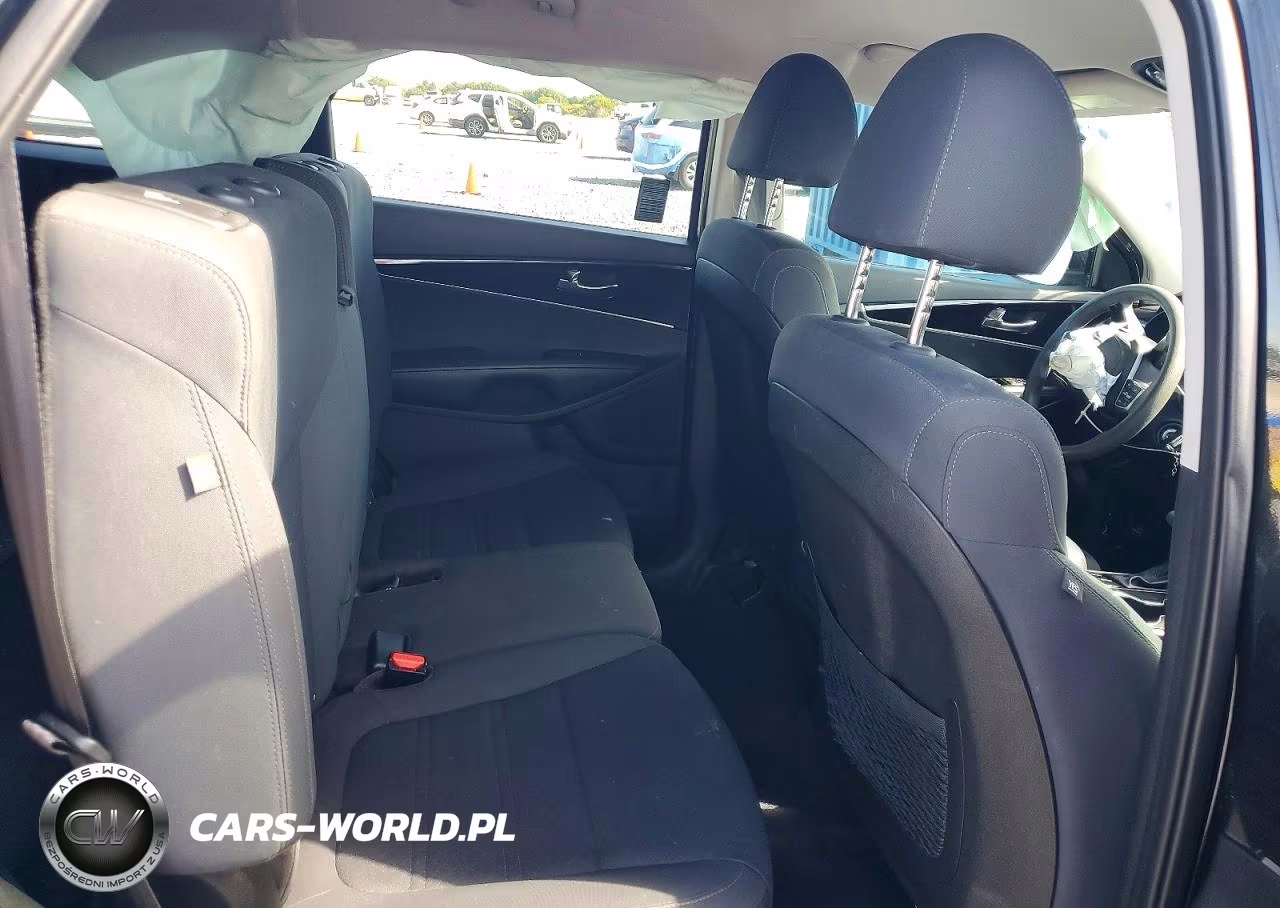 2019 Kia Sorento L VIN:5XYPG4A37KG577681 - 10