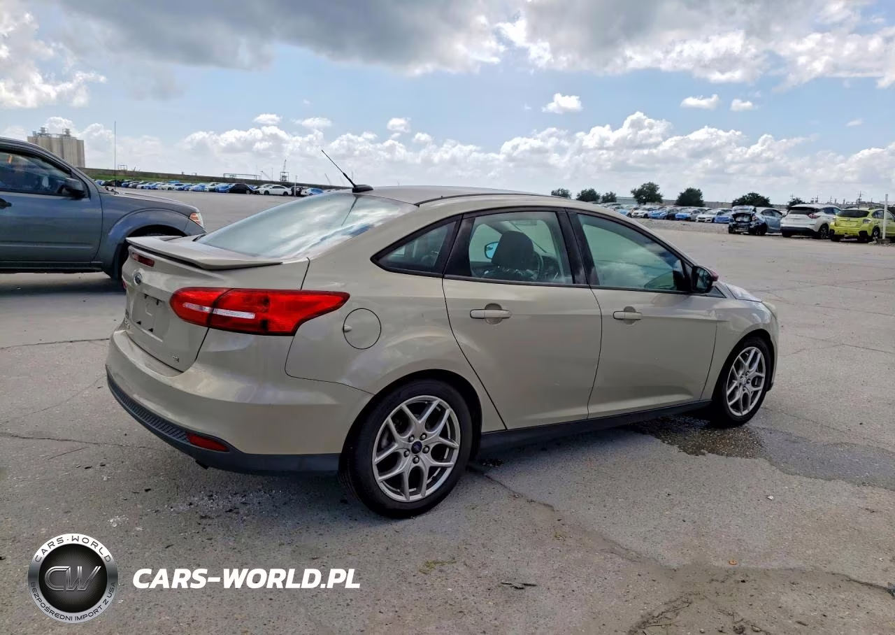 2015 Ford Focus Se VIN:1FADP3F20FL310461 - 3