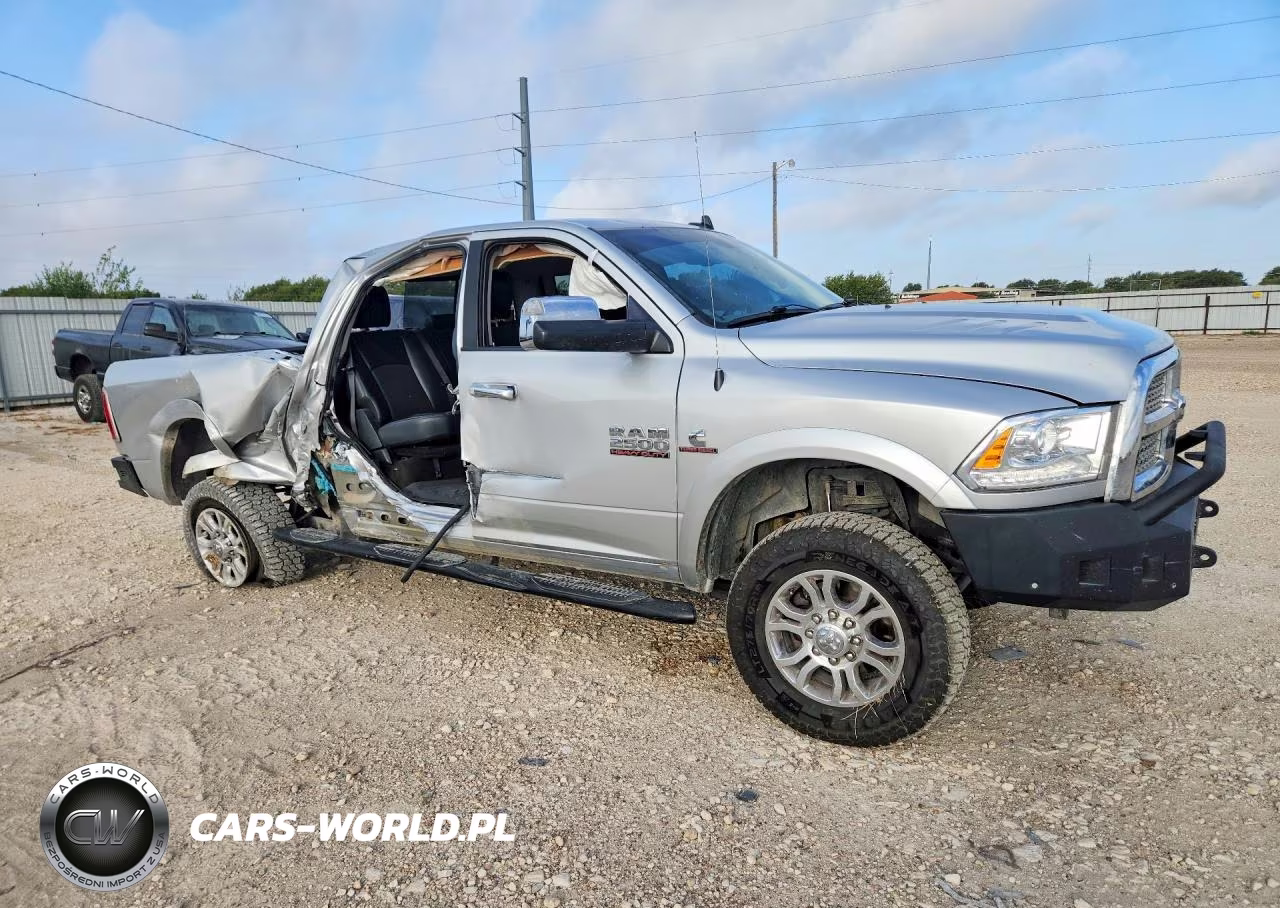 2017 Ram 2500 Laramie VIN:3C6UR5FLXHG755273 - 4
