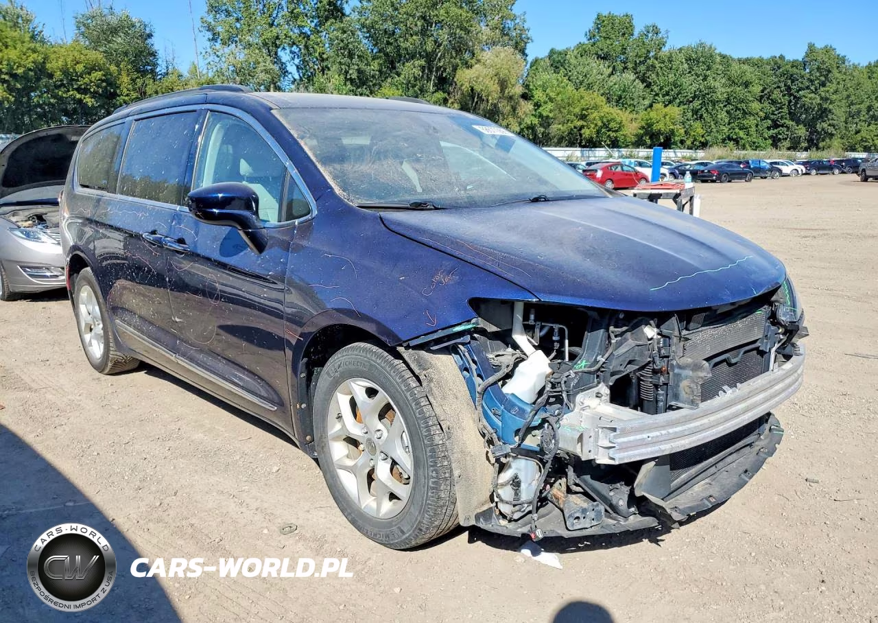 2017 Chrysler Pacifica Touring L VIN:2C4RC1BG6HR519375 - 4