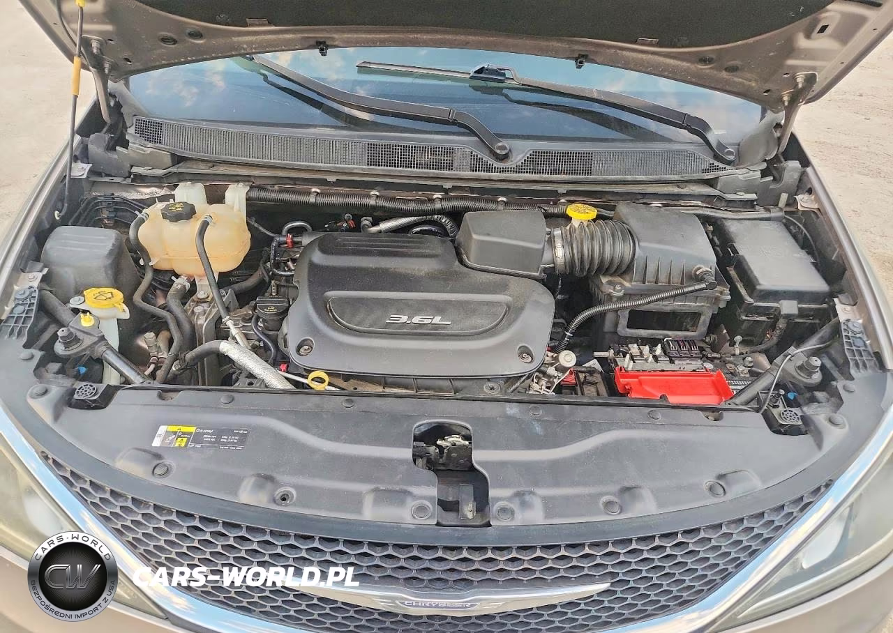 2018 Chrysler Pacifica Touring L Plus VIN:2C4RC1EG9JR116850 - 12