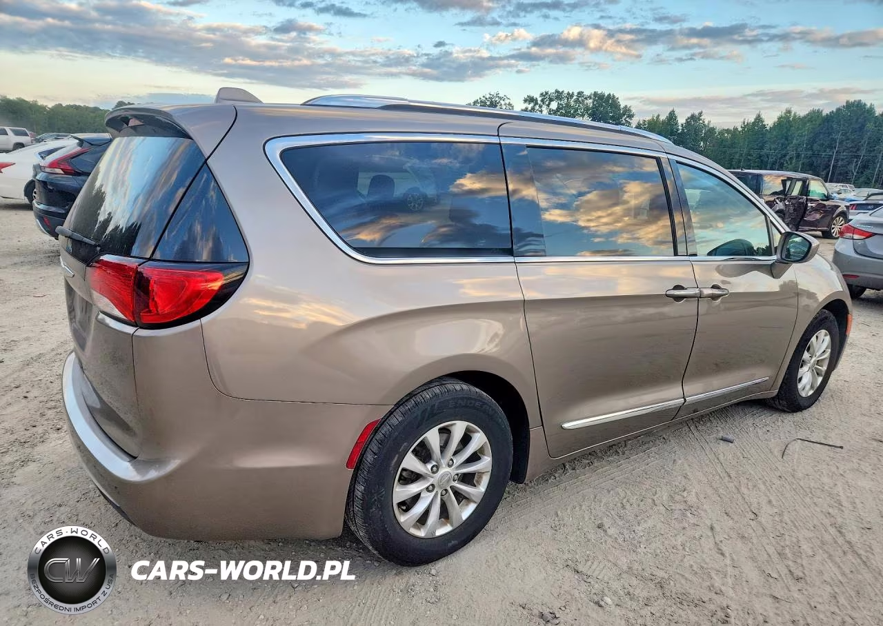 2018 Chrysler Pacifica Touring L Plus VIN:2C4RC1EG9JR116850 - 3