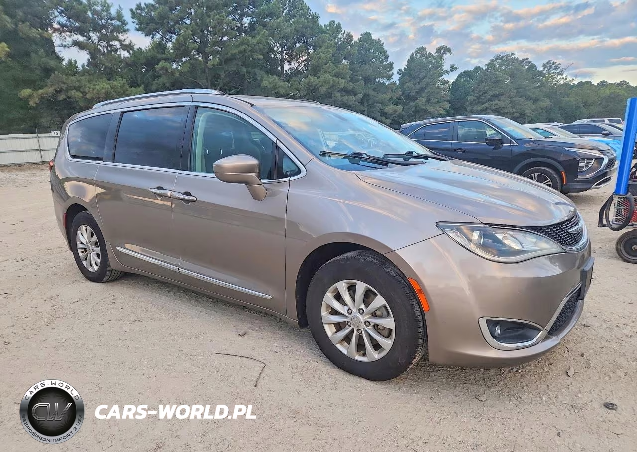 2018 Chrysler Pacifica Touring L Plus VIN:2C4RC1EG9JR116850 - 4