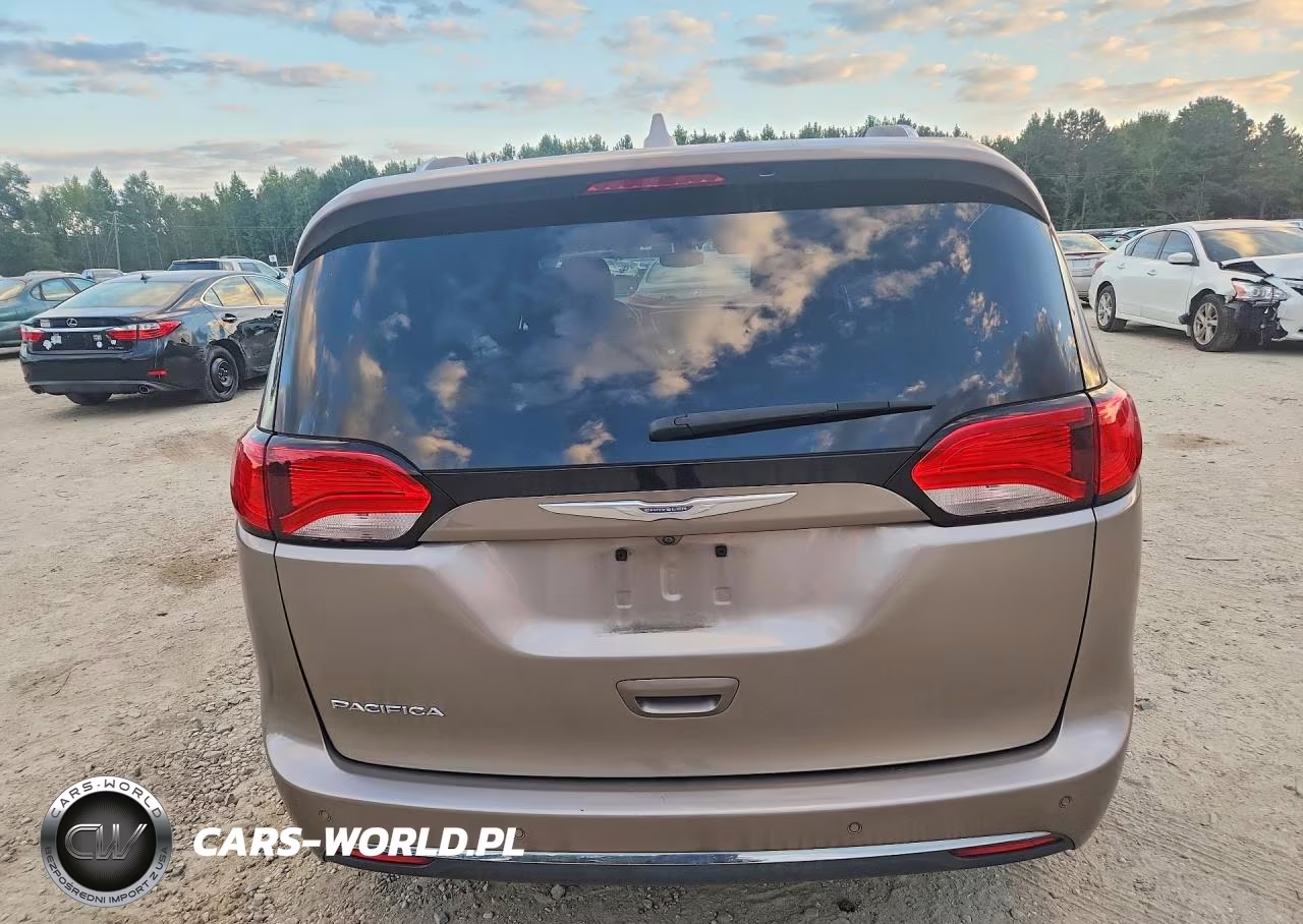 2018 Chrysler Pacifica Touring L Plus VIN:2C4RC1EG9JR116850 - 6