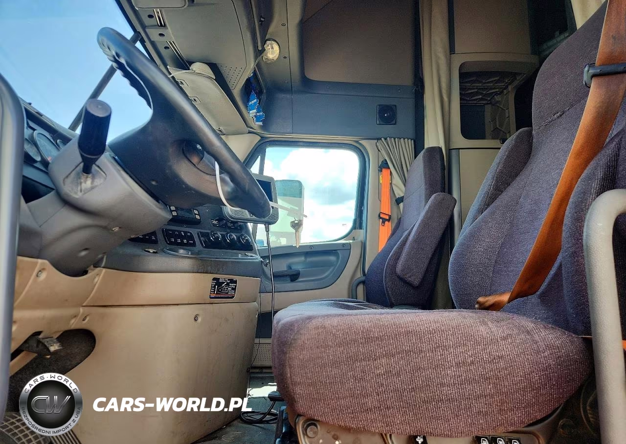 2018 Freightliner Cascadia 125 Semi Truck VIN:3AKJGLDR6JDJK3975 - 7