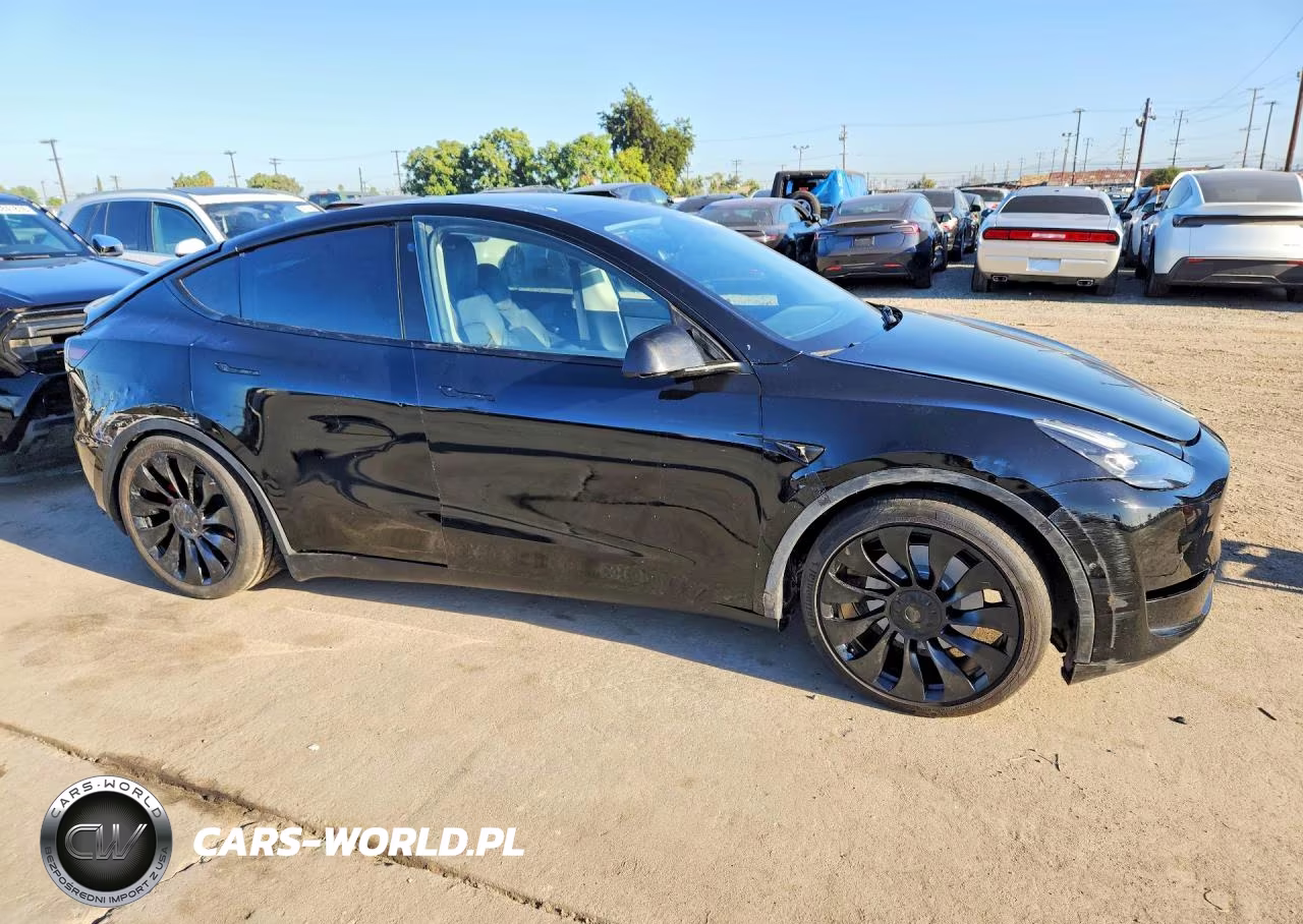 2022 Tesla Model Y VIN:7SAYGDEF4NF490568 - 4