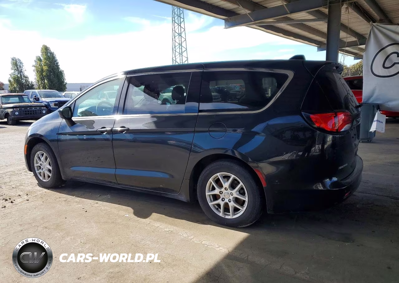 2018 Chrysler Pacifica Touring VIN:2C4RC1DG3JR136237 - 2
