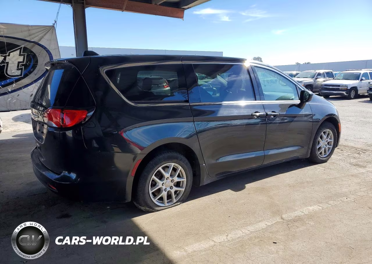 2018 Chrysler Pacifica Touring VIN:2C4RC1DG3JR136237 - 3